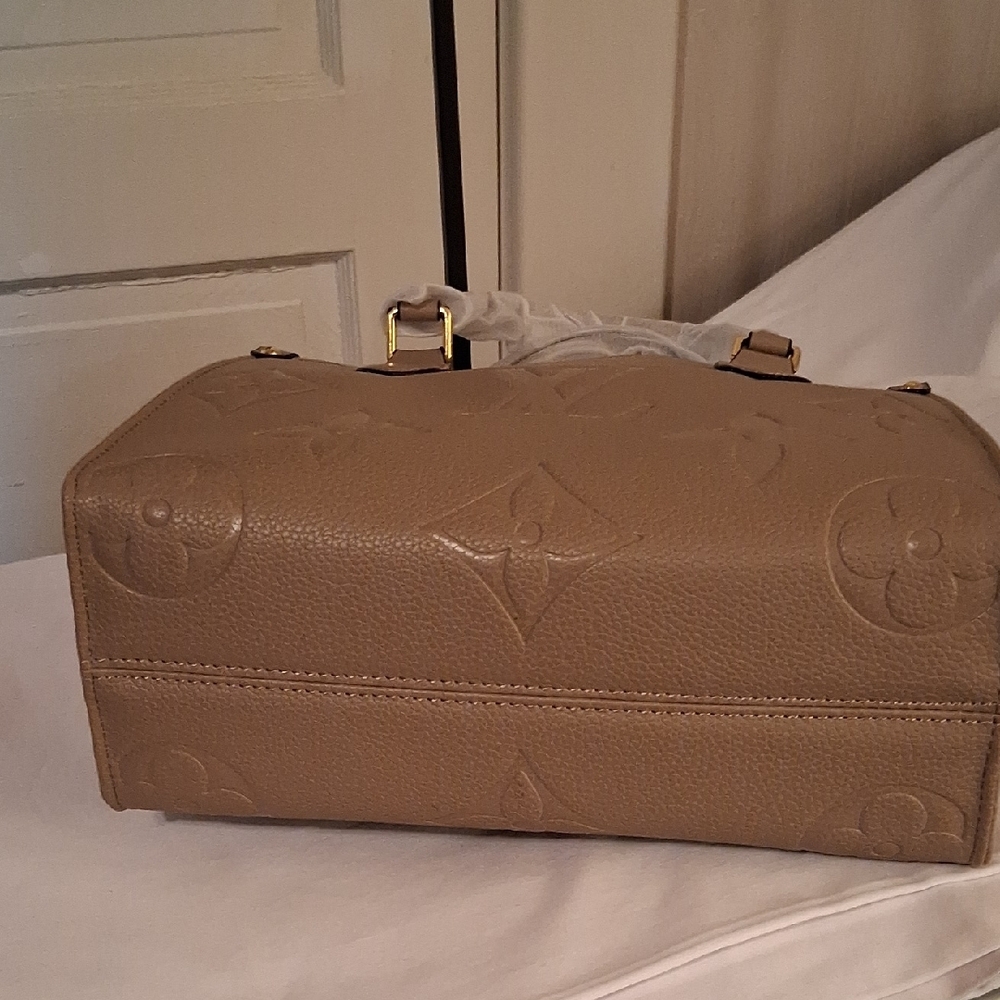 Source Unknown Elegant Tan Handbag With Gold Tone Hardware And Crossbody Strap - Picture 6 of 15